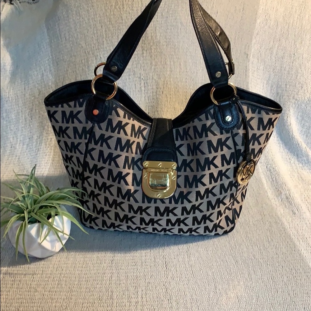 Micheal Kors black/tan signature canvas bag.